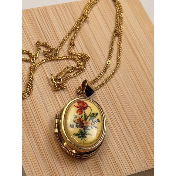 Vintage victorian style Gold-Tone Floral Oval Locket Necklace With Chain - Picture 8 of 12